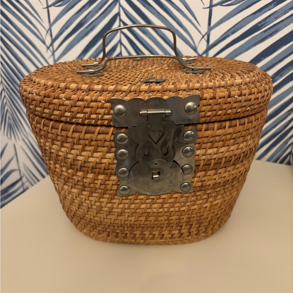 Chinoiserie Chinese Teapot Set with Wicker Basket - Picture 4 of 5